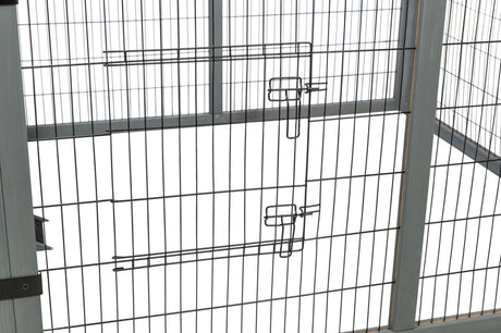 Metallgitter mit zwei Verschlüssen, vertikal und horizontal angeordnet, vor weißem Hintergrund.