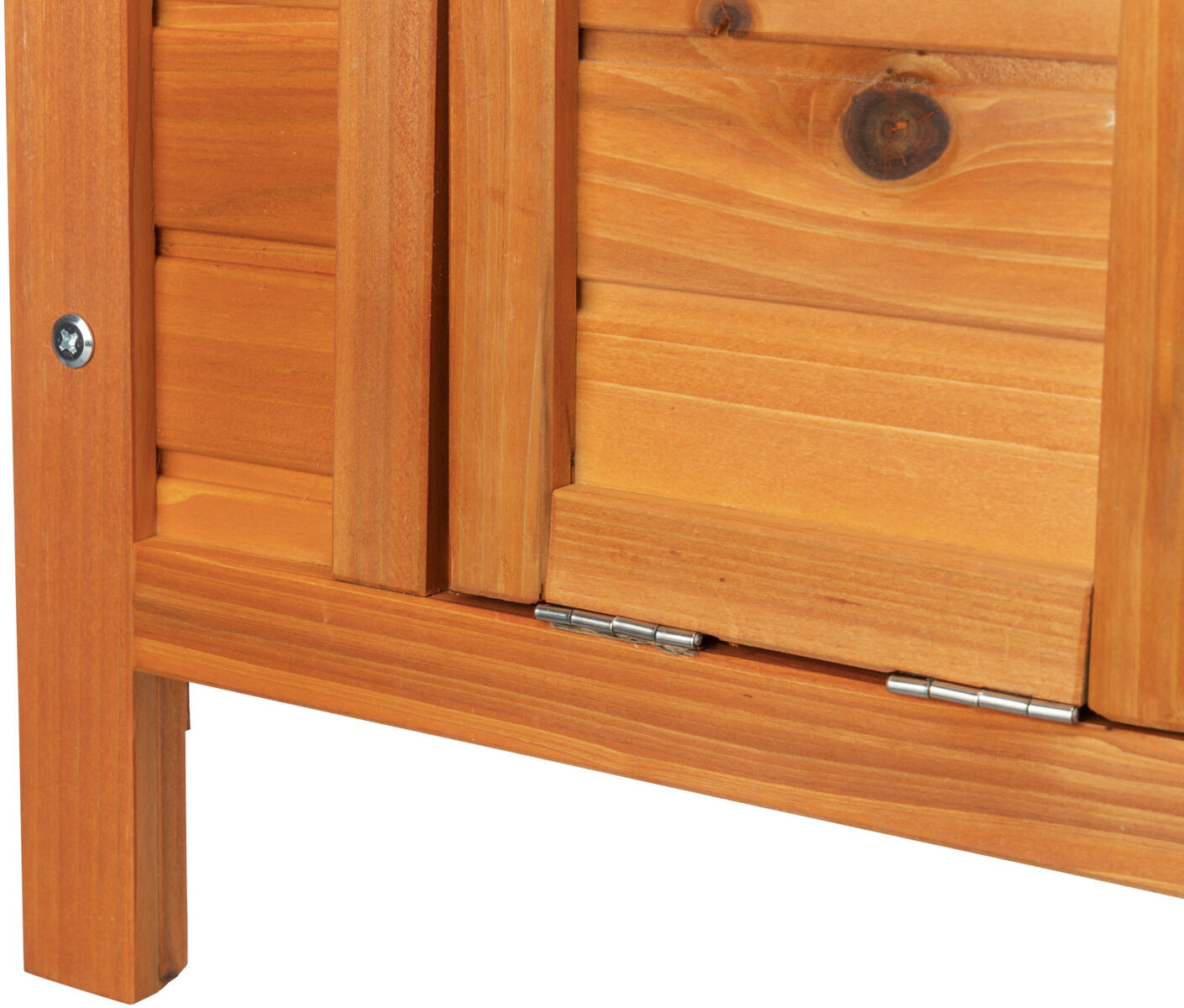 Nahaufnahme von orangefarbenem Holz mit sichtbaren Schrauben und Scharnieren, die eine robuste Verbindung zeigen.