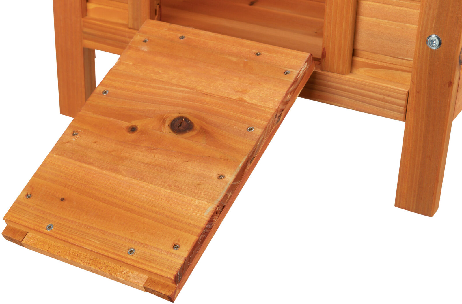 Holzrampe von hellbrauner Farbe mit sichtbaren Schrauben, befestigt an einem hölzernen Rahmen.