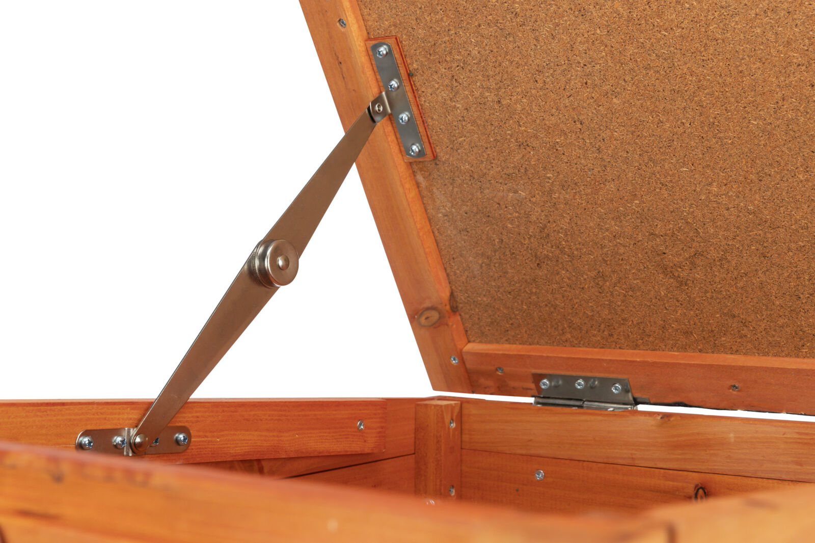 Holzkiste mit geöffnetem Deckel, Metallhalterung und Scharnier sichtbar; orangefarbene Holzstruktur.