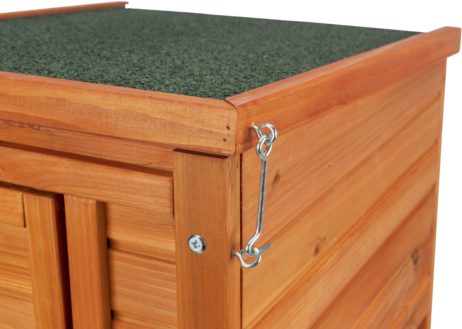 Holzkiste mit grüner Dachfläche und metallischem Hakenverschluss an der Seite.