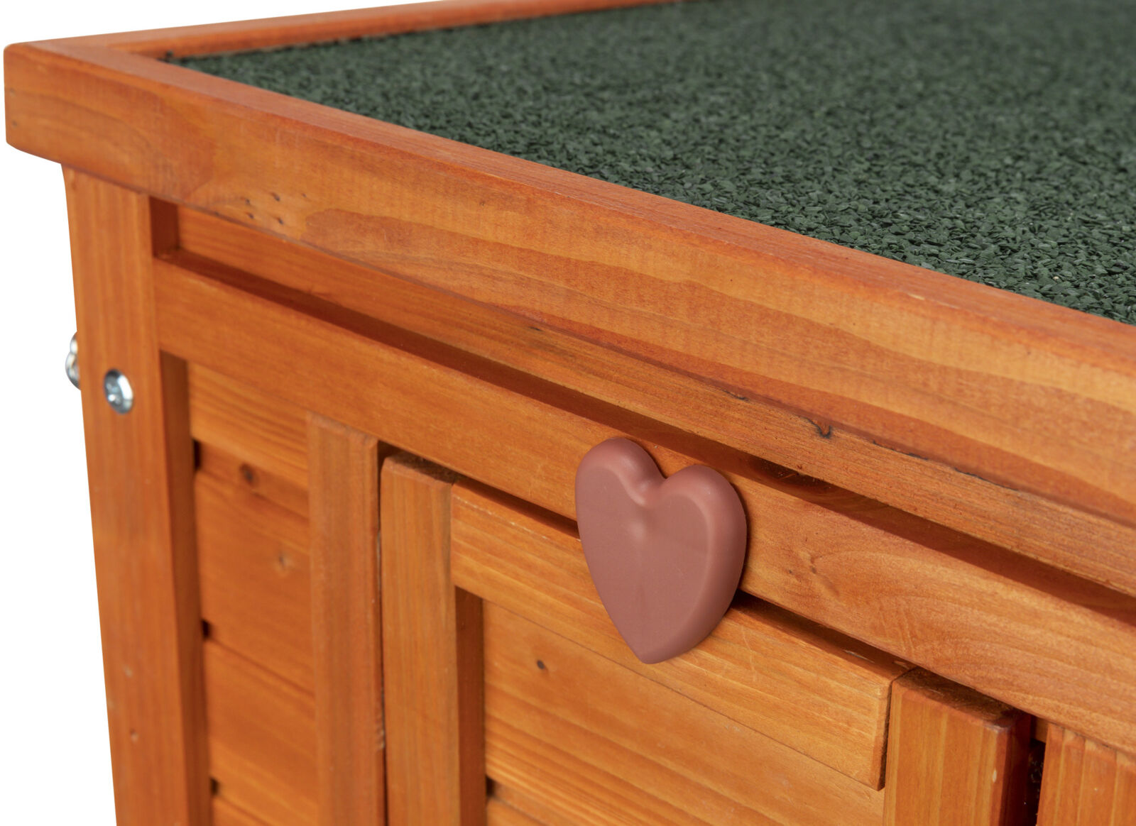 Holzstruktur mit Herzgriff und grünem Dach, Holz ist orange, Griff aus Plastik, Oberfläche körnig strukturiert.