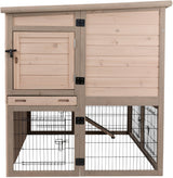 Holzgehege mit Drahtgitterboden, Holzrahmen und -wänden, zwei Türen, eine oben, eine unten.