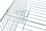 Metallgitter in silberner Farbe mit Vertikal- und Horizontalstreben, enthält einen Verschlussmechanismus.
