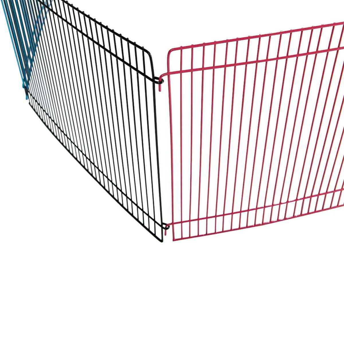 Abschnitt eines mehrfarbigen Metallgitterzauns in Schwarz, Blau und Rot, verbunden durch Haken.