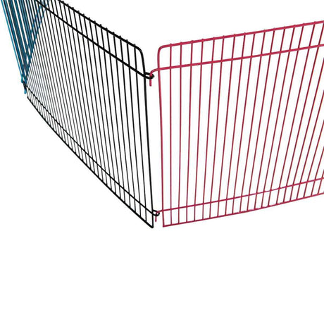 Abschnitt eines mehrfarbigen Metallgitterzauns in Schwarz, Blau und Rot, verbunden durch Haken.