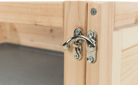 Nahaufnahme eines silbernen Metallhakens an einem hellen Holzrahmen mit sichtbaren Schrauben.