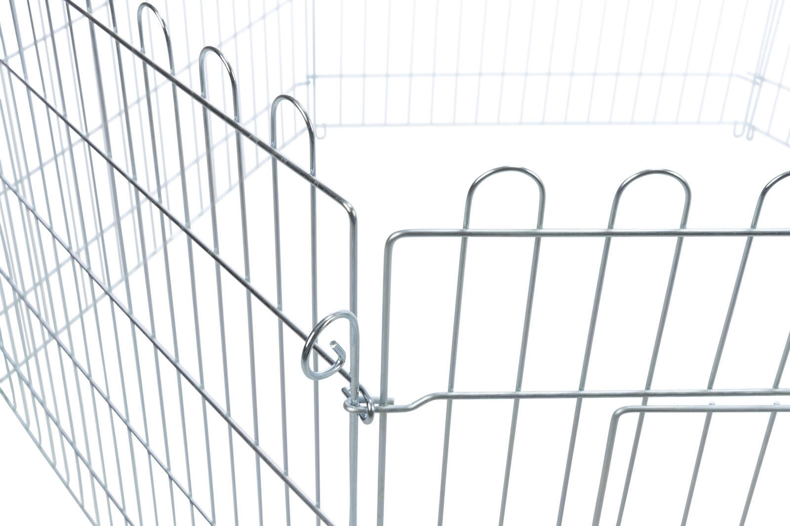 Metallgitter in silberner Farbe mit vertikalen und horizontalen Streben, Ausschnitt zeigt Verschlussmechanismus.