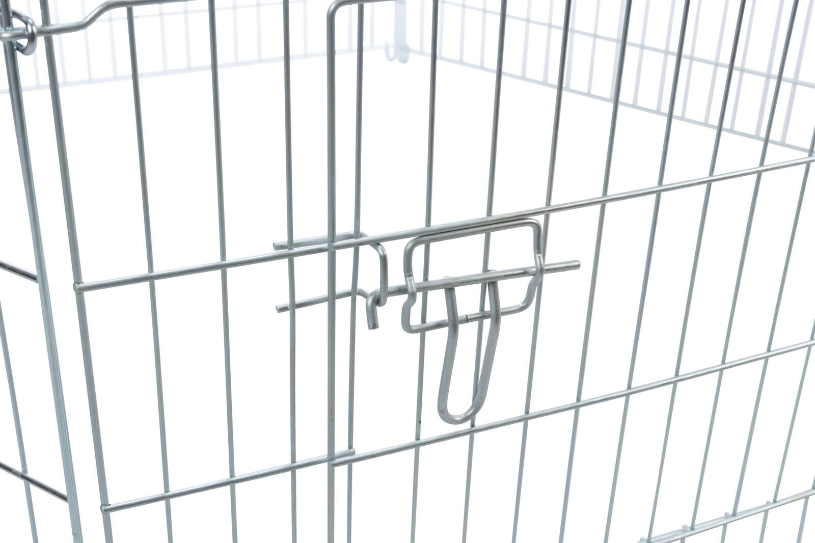 Metallgitter mit silberner Verschlussvorrichtung auf weißem Hintergrund, vertikale und horizontale Streben sichtbar.