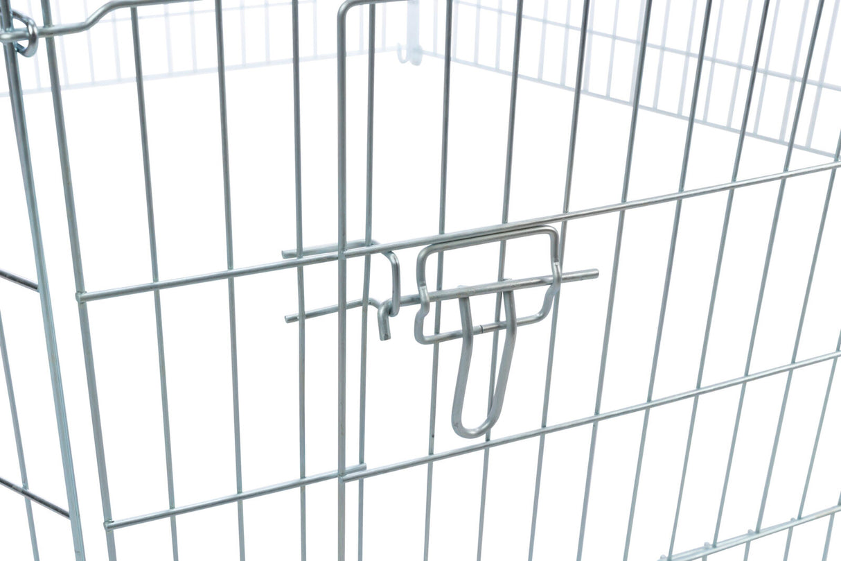 Metallgitter mit silberner Verschlussvorrichtung auf weißem Hintergrund, vertikale und horizontale Streben sichtbar.