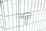Metallgitter mit silberner Verschlussvorrichtung auf weißem Hintergrund, vertikale und horizontale Streben sichtbar.