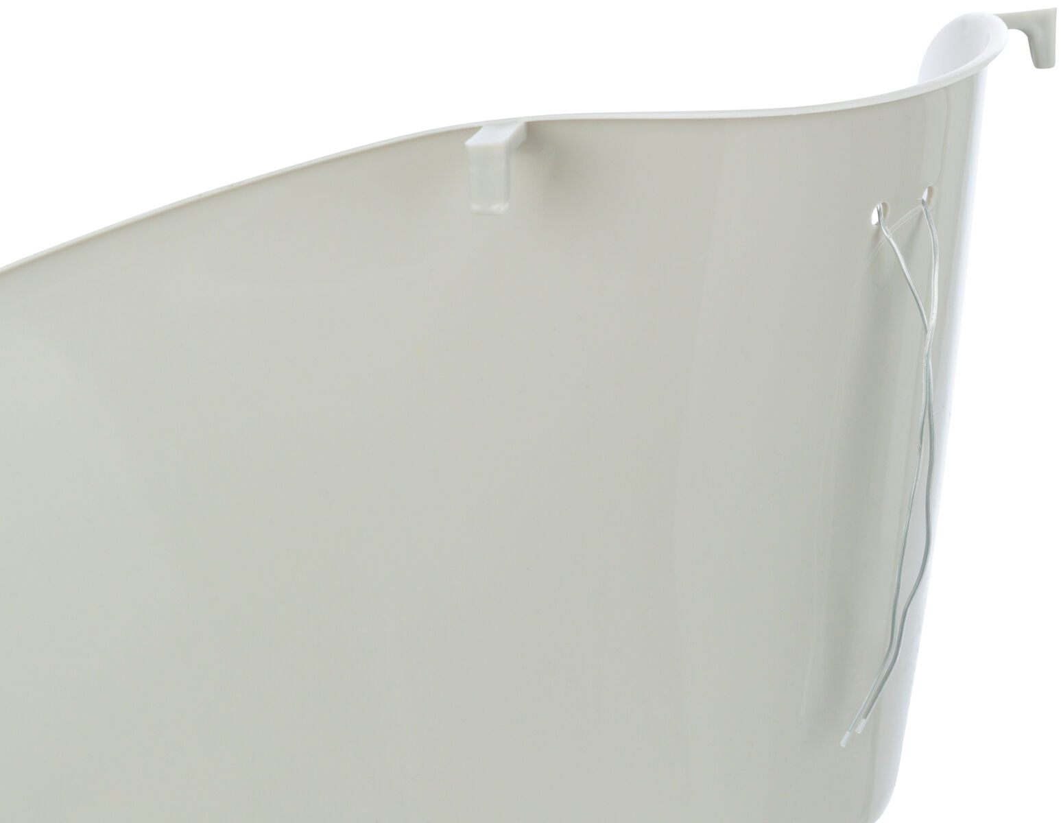 Ein weißer, gebogener Kunststoffbehälter mit Drahtaufhängung an der Seite, vor weißem Hintergrund.