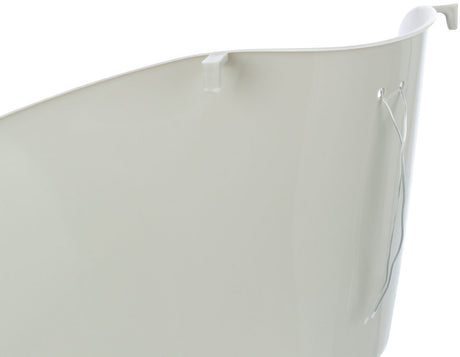 Ein weißer, gebogener Kunststoffbehälter mit Drahtaufhängung an der Seite, vor weißem Hintergrund.