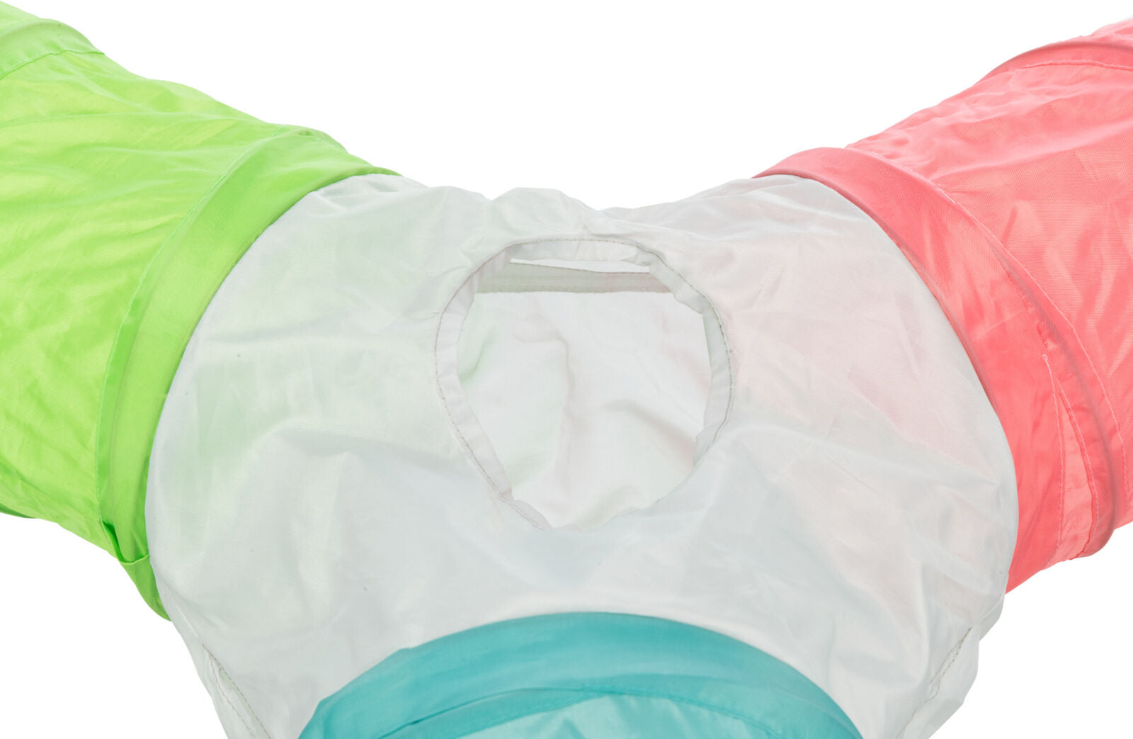 Bunter Tunnel mit drei Öffnungen in grün, weiß, blau und rosa.