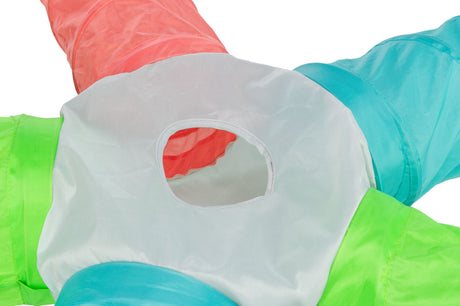 Bunte Spieltunnel aus Stoff, mit Öffnungen und Röhren in Grün, Blau und Rot, auf weißem Hintergrund.