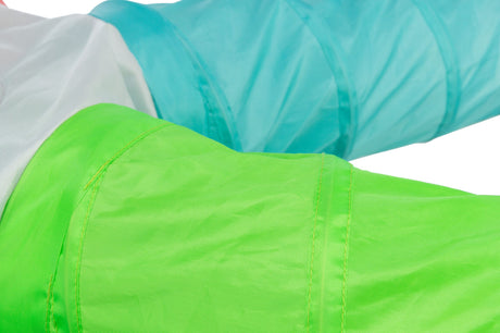 Zwei Rohrstücke aus farbigem Stoff, eines in Grün und eines in Blau, liegen überlappend nebeneinander.