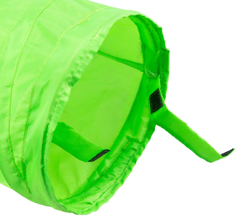 Grüner, flexibler Tunnel mit sichtbaren Nähten und Klettverschlussstreifen an der Öffnung.