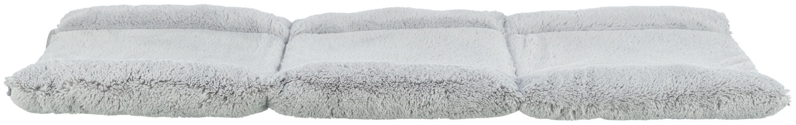 Graues, flauschiges Kissen mit drei gepolsterten Segmenten, rechteckige Form, weiche Textur.