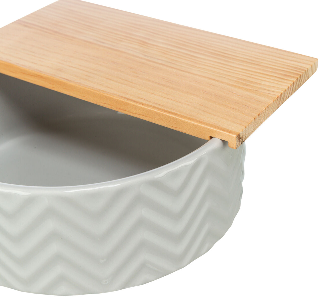 Graue Schale mit Wellenmuster, abgedeckt von einem rechteckigen, glatten Holzbretdeckel.