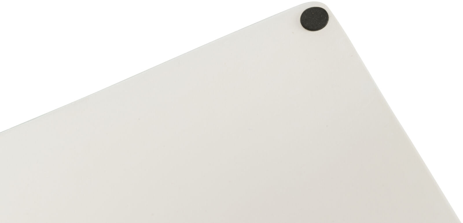 Ecke einer weißen, rechteckigen Platte mit schwarzem Filzpuffer in der linken Ecke.