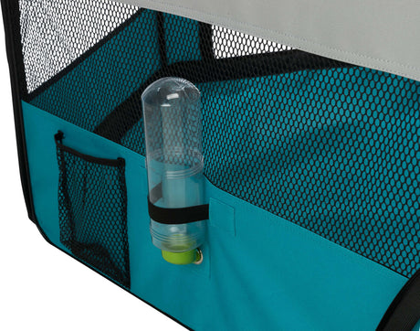 Türkisfarbener Bereich mit schwarzem Netzgewebe und einer transparenten Flasche an einer Seite befestigt.