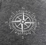 Grauer Hintergrund mit weißem Kompassrosen-Design und Himmelsrichtungen N, E, S, W.