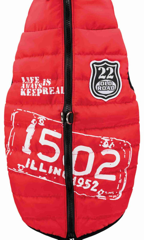 Rote Jacke mit schwarzen Reißverschluss, weißem Text "Life is always keep real", Zahlen "1502", Aufnäher "22 Old Road".