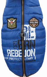 Blaue gesteppte Jacke mit braunem Reißverschluss und militärischen Aufnähern, vorne weiße Schriftzüge.