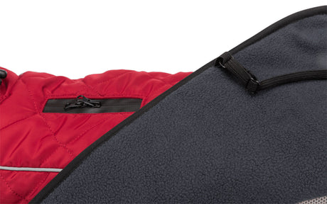 Rote, gesteppte Oberfläche mit Reißverschluss und grauer, weicher Stoff mit schwarzem Rand und Gurtdetail.