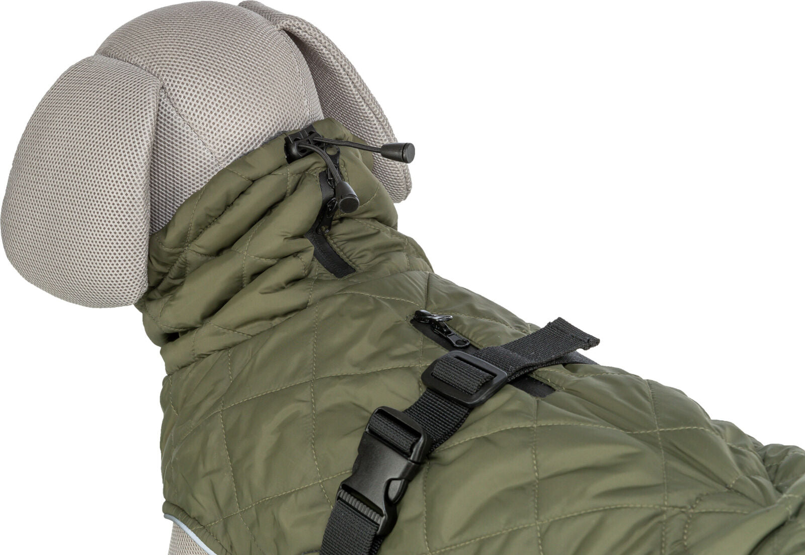 Stoffhundefigur trägt einen olivgrünen, gesteppten Hundemantel mit schwarzen Schnallen und Reißverschluss.