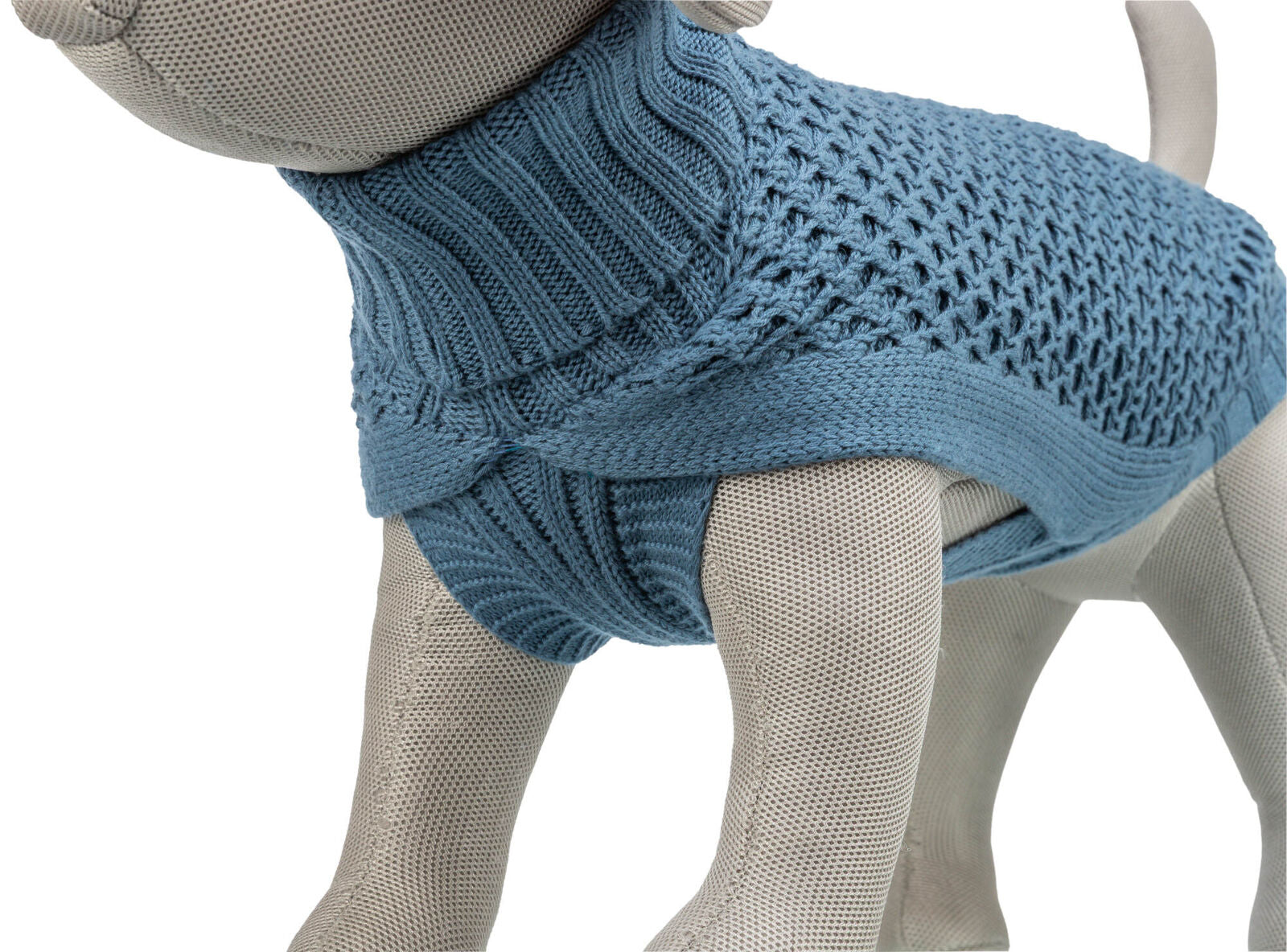 Ein grauer Hundemantel aus gestricktem, blauem Material auf einem Stoffmodell gezeigt.