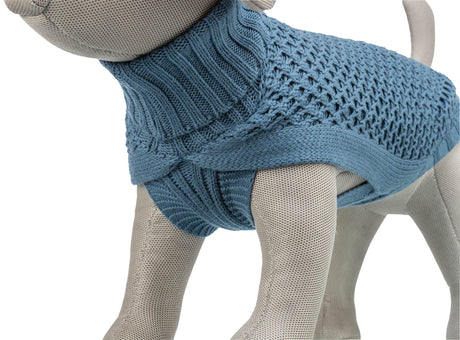 Ein grauer Hundemantel aus gestricktem, blauem Material auf einem Stoffmodell gezeigt.