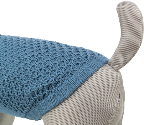 Stofftier in grauem Strickpullover mit blauer Musterstruktur und erhobenem Schwanz.