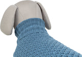 Stofftier in heller Farbe trägt einen blauen Strickpullover mit grober Textur und einem gerippten Kragen.