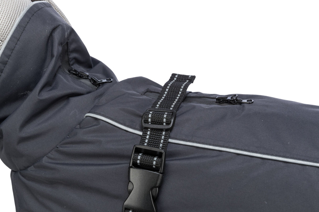 Dunkelgraue Hundejacke mit reflektierenden Streifen, Reißverschlüssen und einem verstellbaren Schnallenverschluss.