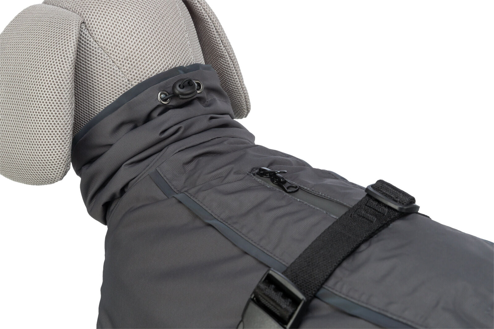 Grauer Hundemantel auf einem Stoffhundemodell mit schwarzem Riemen, verstellbarem Kragen und Reißverschluss.