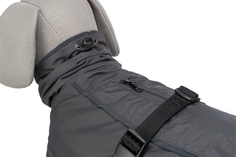 Grauer Hundemantel auf einem Stoffhundemodell mit schwarzem Riemen, verstellbarem Kragen und Reißverschluss.