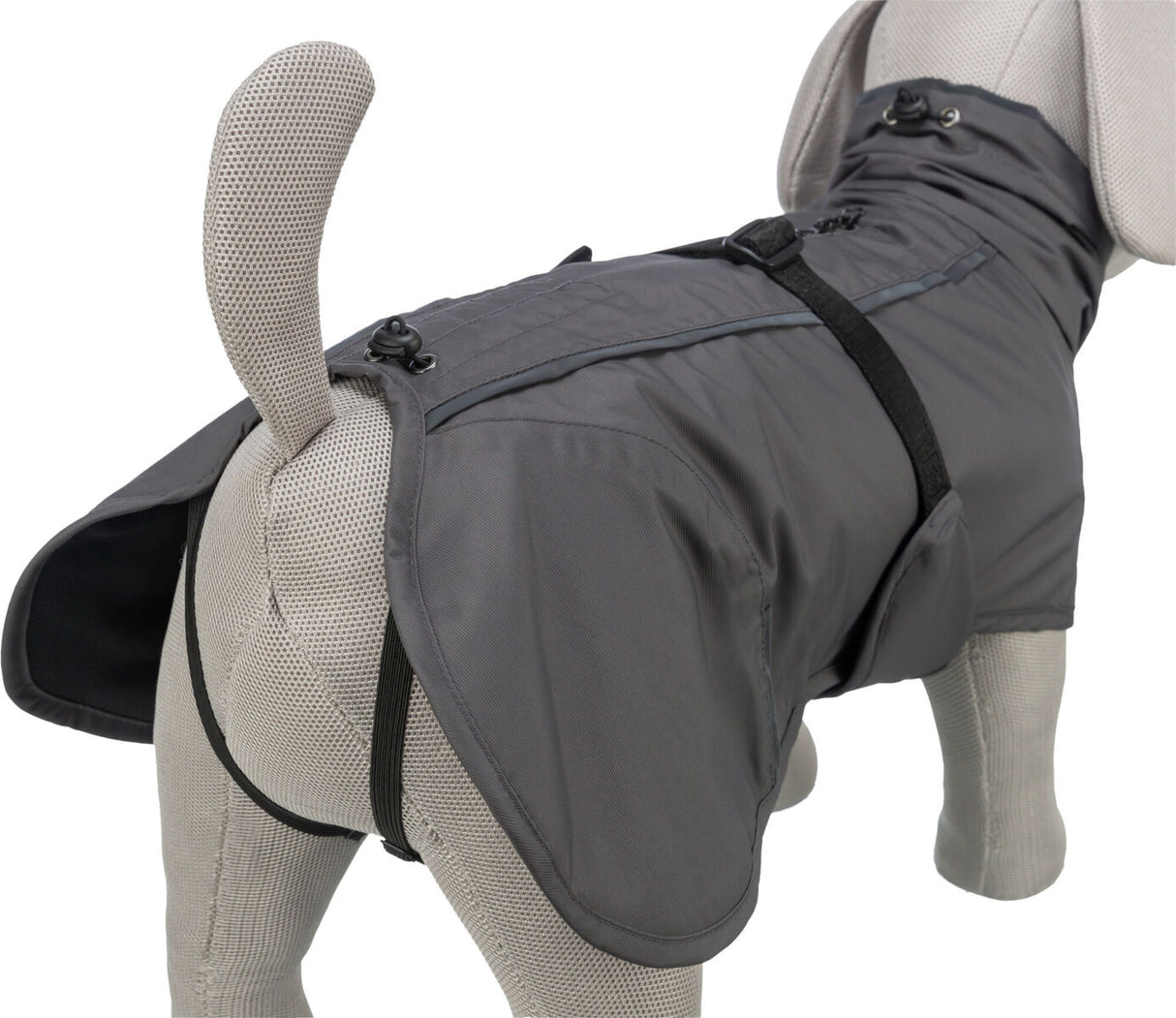 Hundemantel in Grau auf Stoffhund-Puppe, mit Gurten und Verschlüssen befestigt.