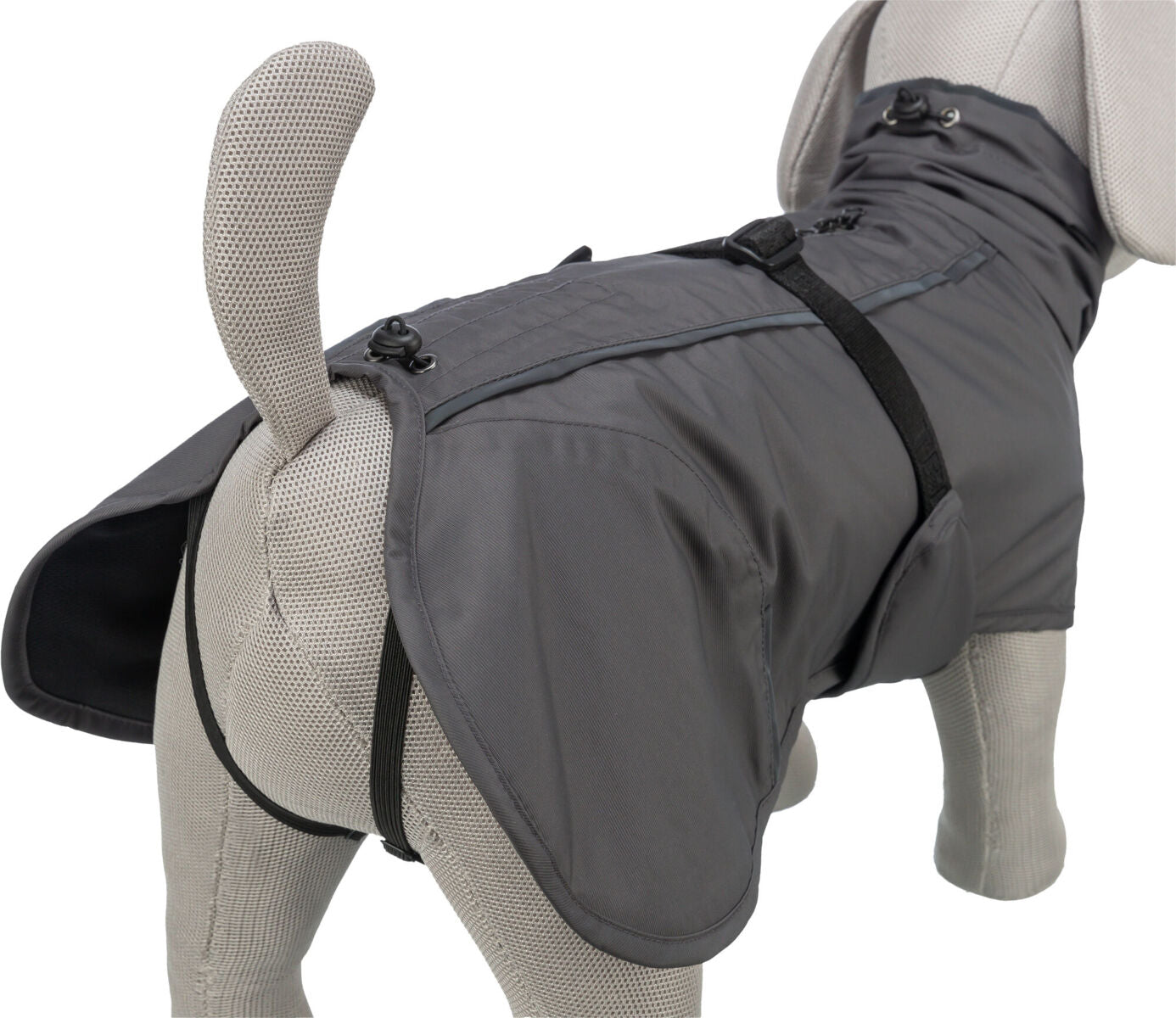 Hundemantel in Grau auf Stoffhund-Puppe, mit Gurten und Verschlüssen befestigt.