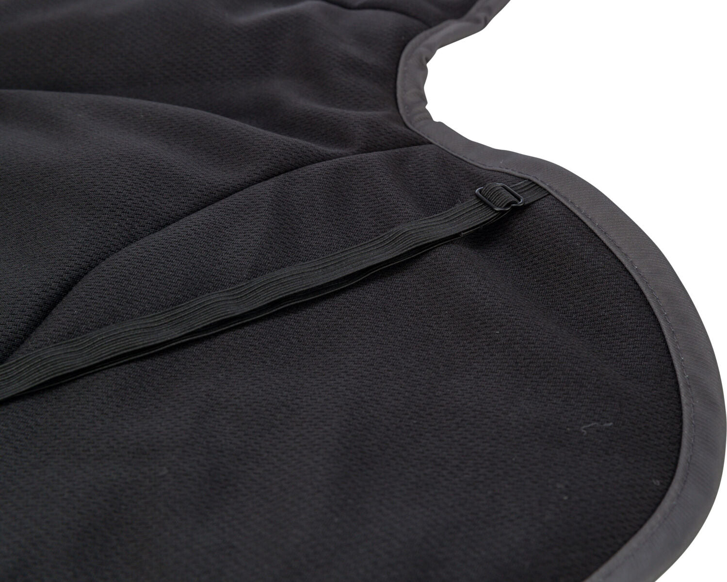 Schwarzes, texturiertes Material mit abgerundeten Kanten und einem elastischen Band mit Schnalle.