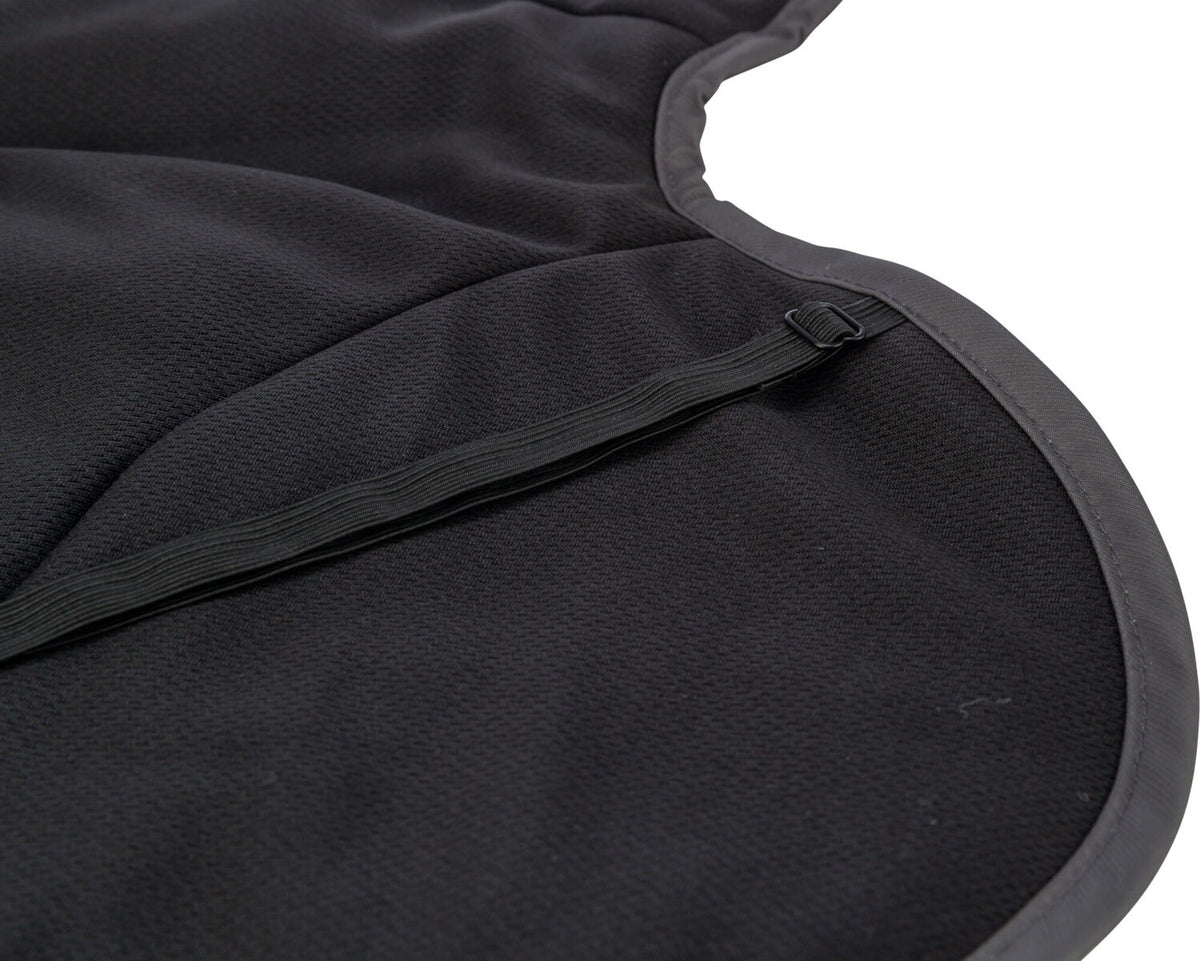 Schwarzes, texturiertes Material mit abgerundeten Kanten und einem elastischen Band mit Schnalle.