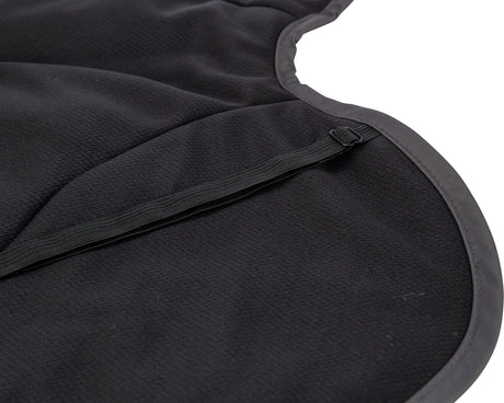 Schwarzes, texturiertes Material mit abgerundeten Kanten und einem elastischen Band mit Schnalle.