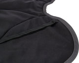 Schwarzes, texturiertes Material mit abgerundeten Kanten und einem elastischen Band mit Schnalle.