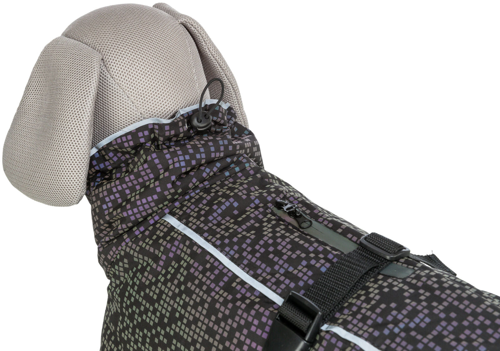 Ein Hundemantel mit geometrischem Muster in Lila- und Schwarztönen auf einem grauen Stoffhintergrund.