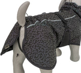 Hundemantel mit reflektierendem geometrischem Muster in dunklen Farbtönen auf einem Hundemodell.