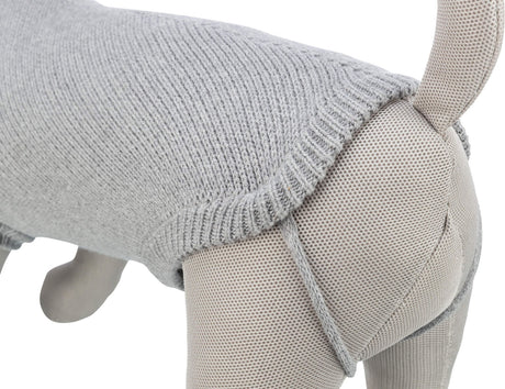 Grauer Hundepullover auf einer Hundepuppe, gestrickt mit feinem Maschenmuster, Rückansicht sichtbar.