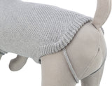 Grauer Hundepullover auf einer Hundepuppe, gestrickt mit feinem Maschenmuster, Rückansicht sichtbar.