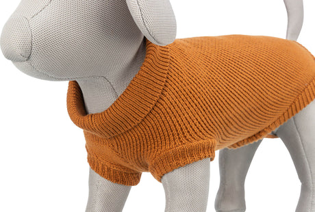 Graues Modell in orangefarbenem Hundemantel mit Rollkragen, der eng am Körper anliegt.