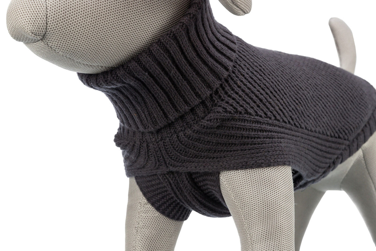 Ein hellgraues Stoffmodell trägt einen dunkelgrauen Hundemantel mit Rollkragen und Rippstrickmuster.