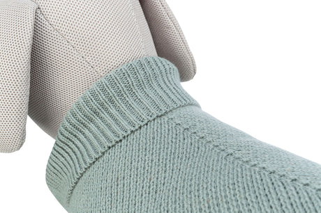 Hundemantel aus mintgrünem Stoff mit grobem Strickmuster, daneben ein plüschähnlicher Stoff in Beige.